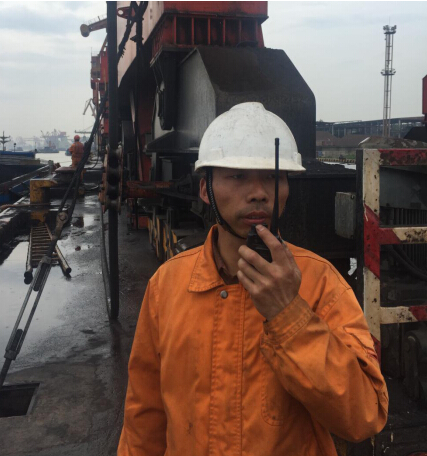 黃柏春，楊灣港務(wù)分公司裝卸工班副班長。他工作認(rèn)真、細(xì)致，有責(zé)任心。工作中，主動排除班中的各類安全隱患，避免事故的發(fā)生，實現(xiàn)班組安全生產(chǎn)無事故。  “決不把隱患交到下一班?！边@是黃柏春的一貫工作作風(fēng)。在4月中旬的一個夜班，在一條海輪卸貨作業(yè)結(jié)束后，由于裝卸的煤炭中有大量的煤矸石，料斗斗口被完全卡住，必須人工進(jìn)入料斗內(nèi)進(jìn)行清理，工人在料斗中作業(yè)十分危險，身為副班長的他主動擔(dān)負(fù)起料斗內(nèi)清理的任務(wù)。他叫來了兩位工友，與自己一起進(jìn)入料斗，在保證斗內(nèi)貨物不坍塌的情況下，用手一塊塊的挖出了卡在料斗口的煤矸石，一直干到上早班的工友來接班才將斗口完全疏通好，累得他直不起腰來。  班中，他時刻留意員工的操作行為，保證員工安全無事故。4月下旬的一個白班，他們班和外務(wù)工配合進(jìn)行圓鋼卸船作業(yè)，一名新進(jìn)的外務(wù)工在掛鉤結(jié)束后站到了艙壁的里側(cè)，貨物起吊時突然晃動起來，離新外務(wù)工3米遠(yuǎn)的黃柏春一看不對勁，立刻起身一個快步?jīng)_到他身后將他往后一拉，只聽“砰”一聲，圓鋼撞在了他旁邊的艙壁上，“好險啊，多虧你，不然就撞到我了。”外務(wù)工驚恐地說。 “你不能站在里側(cè)，很危險，工作時得處處小心?！秉S柏春拉著這位外務(wù)工的手臂厲聲地說。黃柏春就是這樣，班中時刻留意著每位員工的操作行為，守護(hù)著每位員工的生命安全，讓班組員工高高興興上班，安安全全回家。  “檢查一下勞保用品佩戴好沒有”。這是黃柏春每天上班時必說的一句話。一次，班里有位員工在江船清艙作業(yè)時救生衣未穿，黃柏春知道后狠狠地批評了他，對他說：“臨水作業(yè)不穿救生衣，就是對自己不負(fù)責(zé)，要是出了事，后悔也來不及?！? 擔(dān)任副班長一年多以來，黃柏春時刻把班組安全工作當(dāng)作頭等大事，是班組員工的安全守護(hù)人。他班前注重安全檢查，排除隱患，班中時刻留心員工操作行為，發(fā)現(xiàn)問題，及時處理，保證班組員工在安全環(huán)境下作業(yè)，避免了事故的發(fā)生，為班組員工撐起一把“安全傘”。